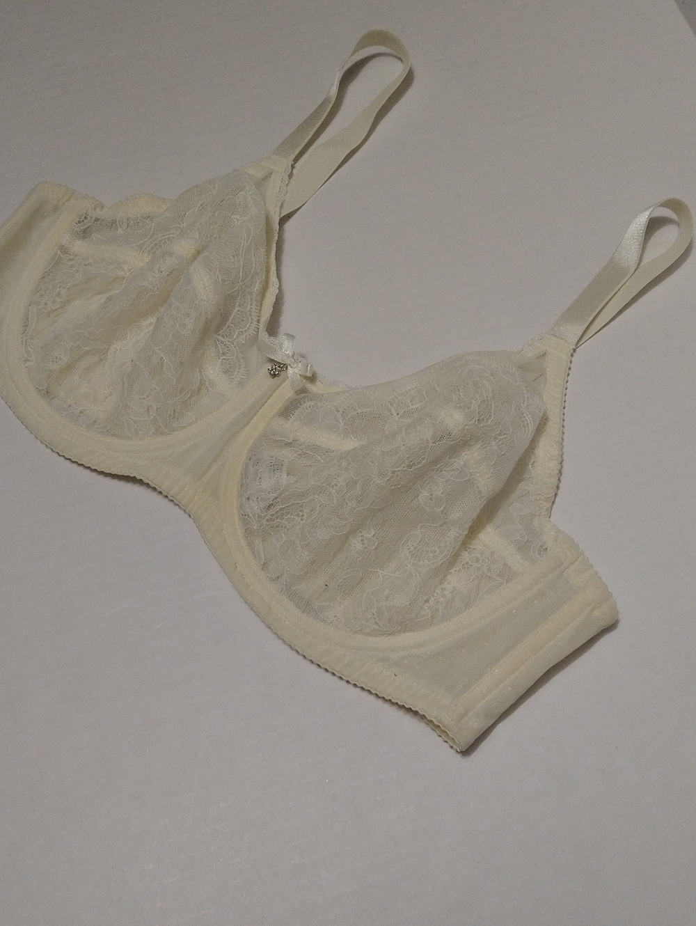 Wacoal Lace Sheer Underwire Bra in Cream Size 40C